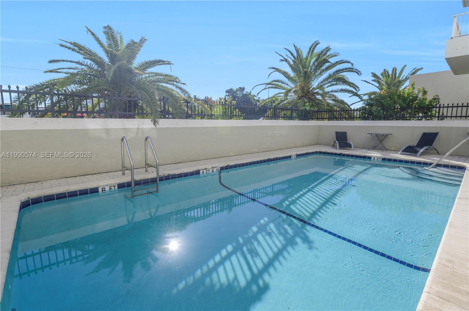 2600 Collins Ave # 204