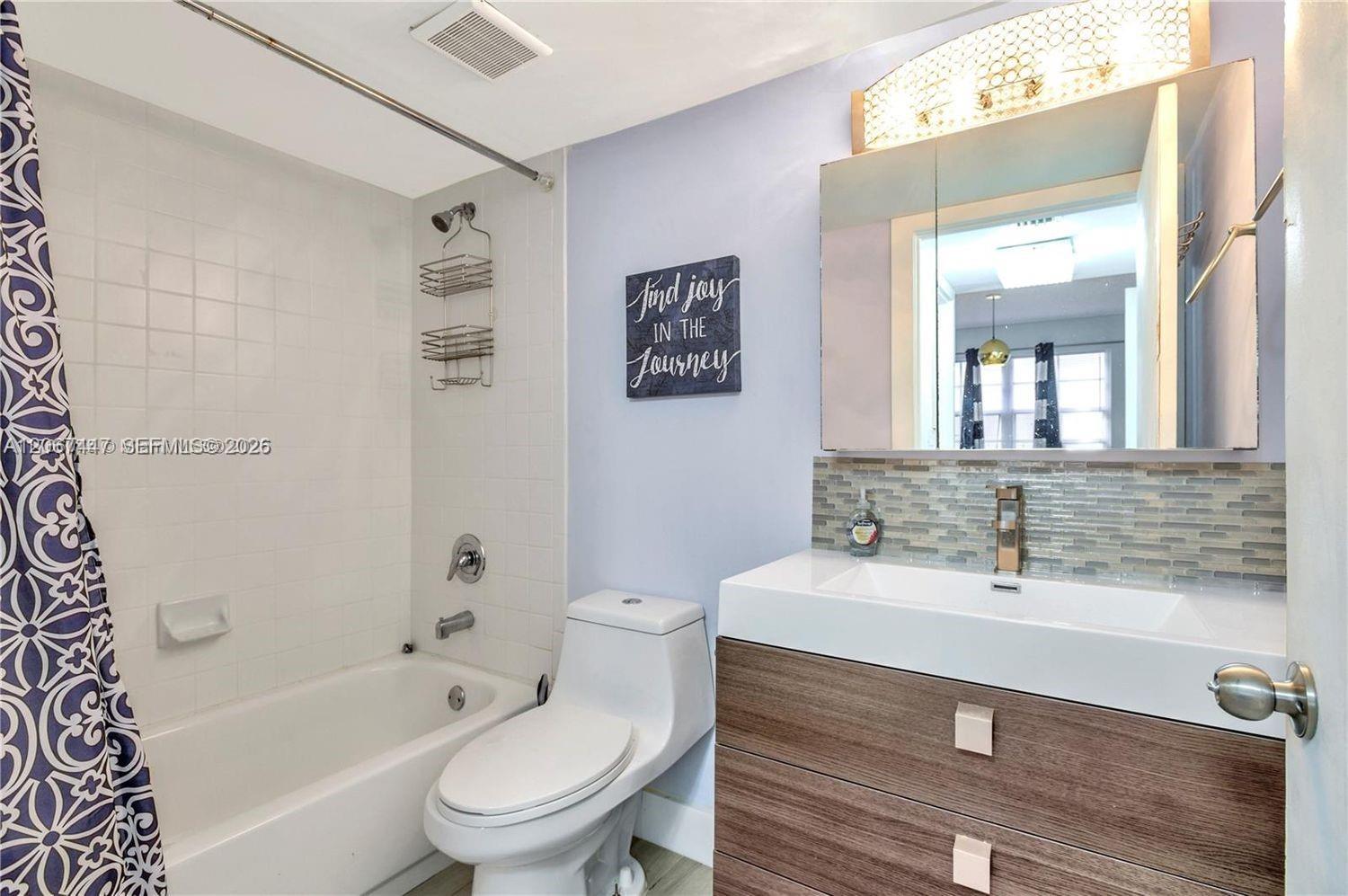 2600 Collins Ave # 204