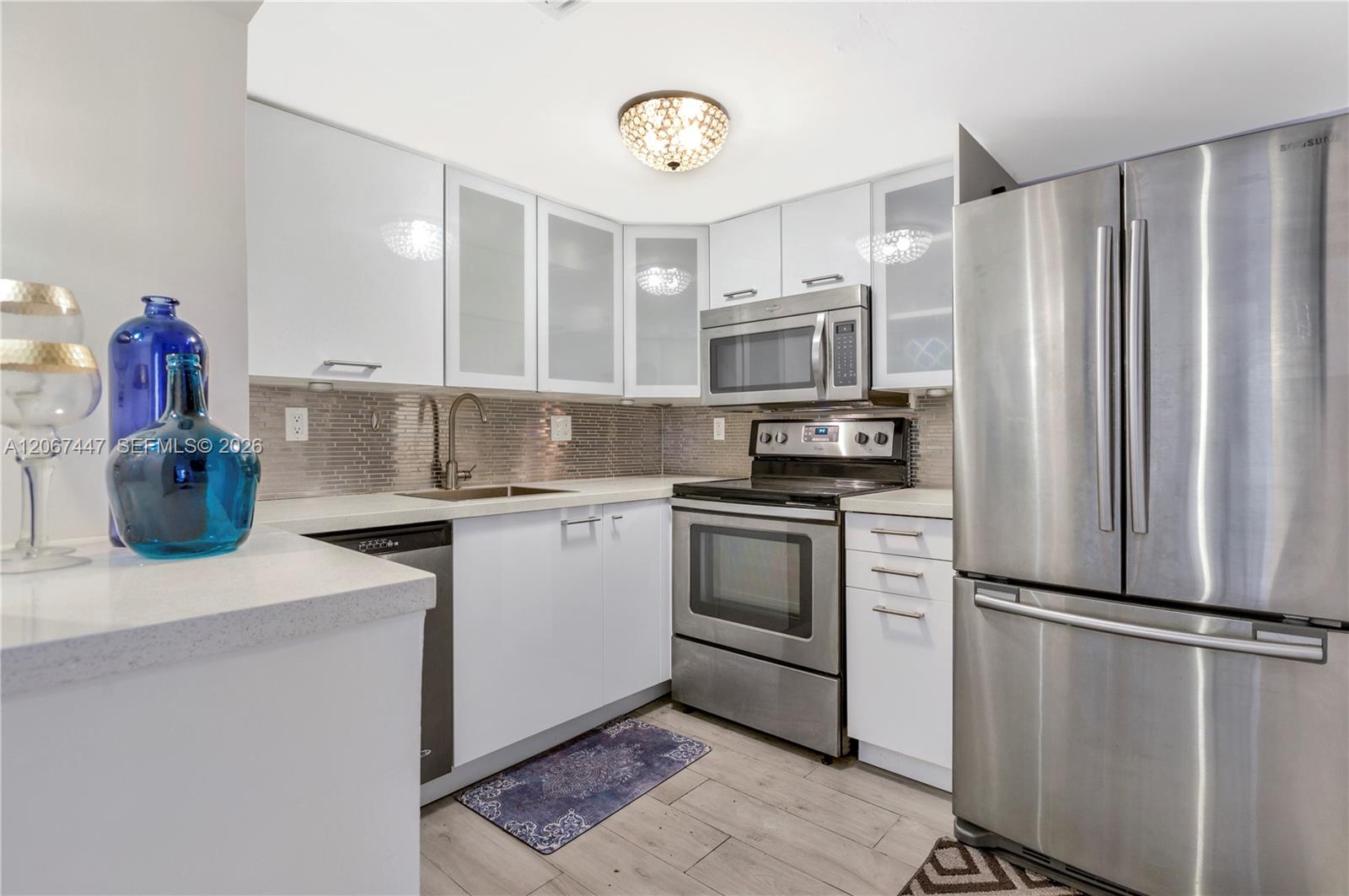 2600 Collins Ave # 204