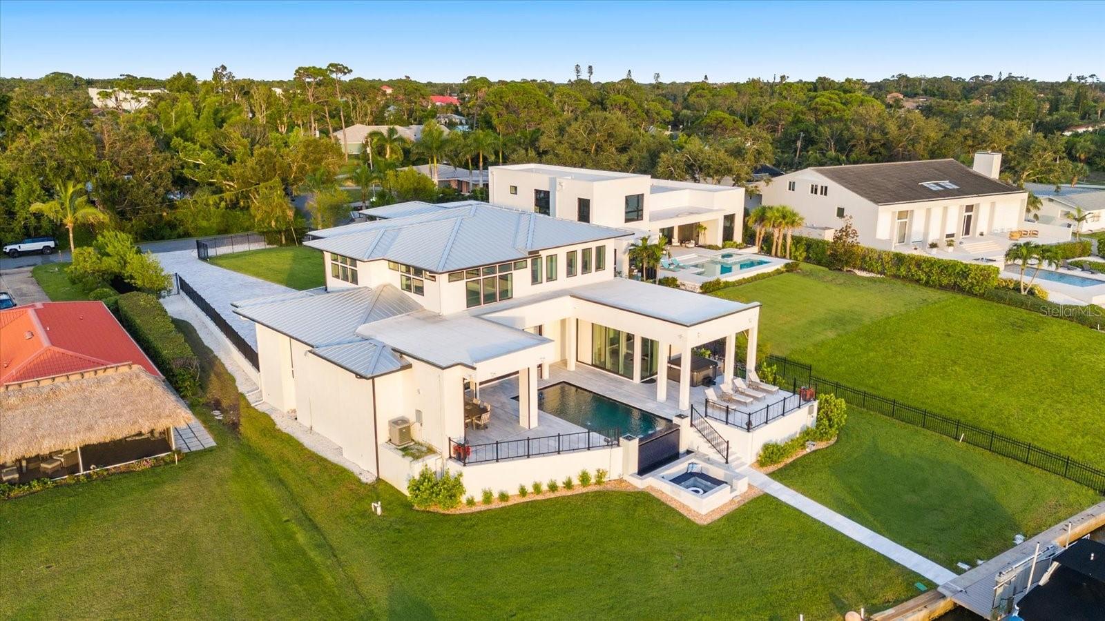 614 BAYSHORE DR
