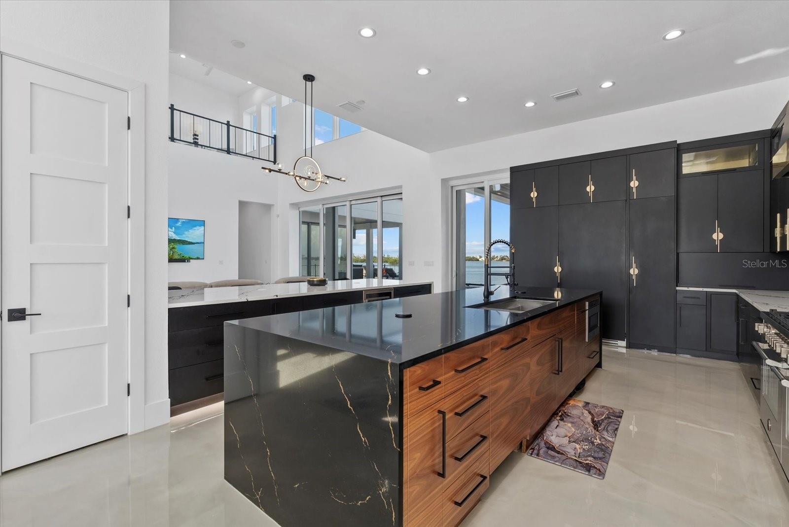 614 BAYSHORE DR