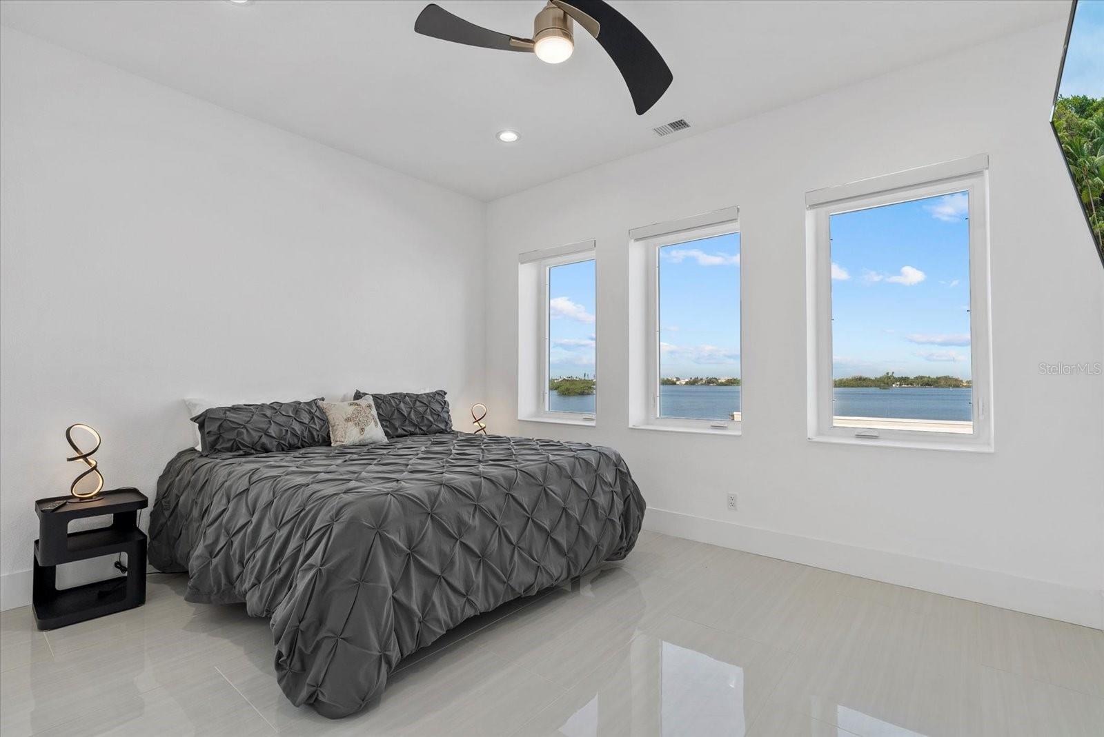 614 BAYSHORE DR