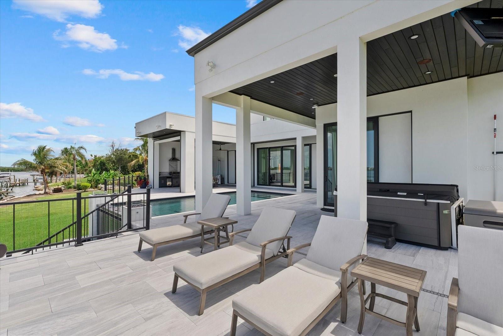614 BAYSHORE DR