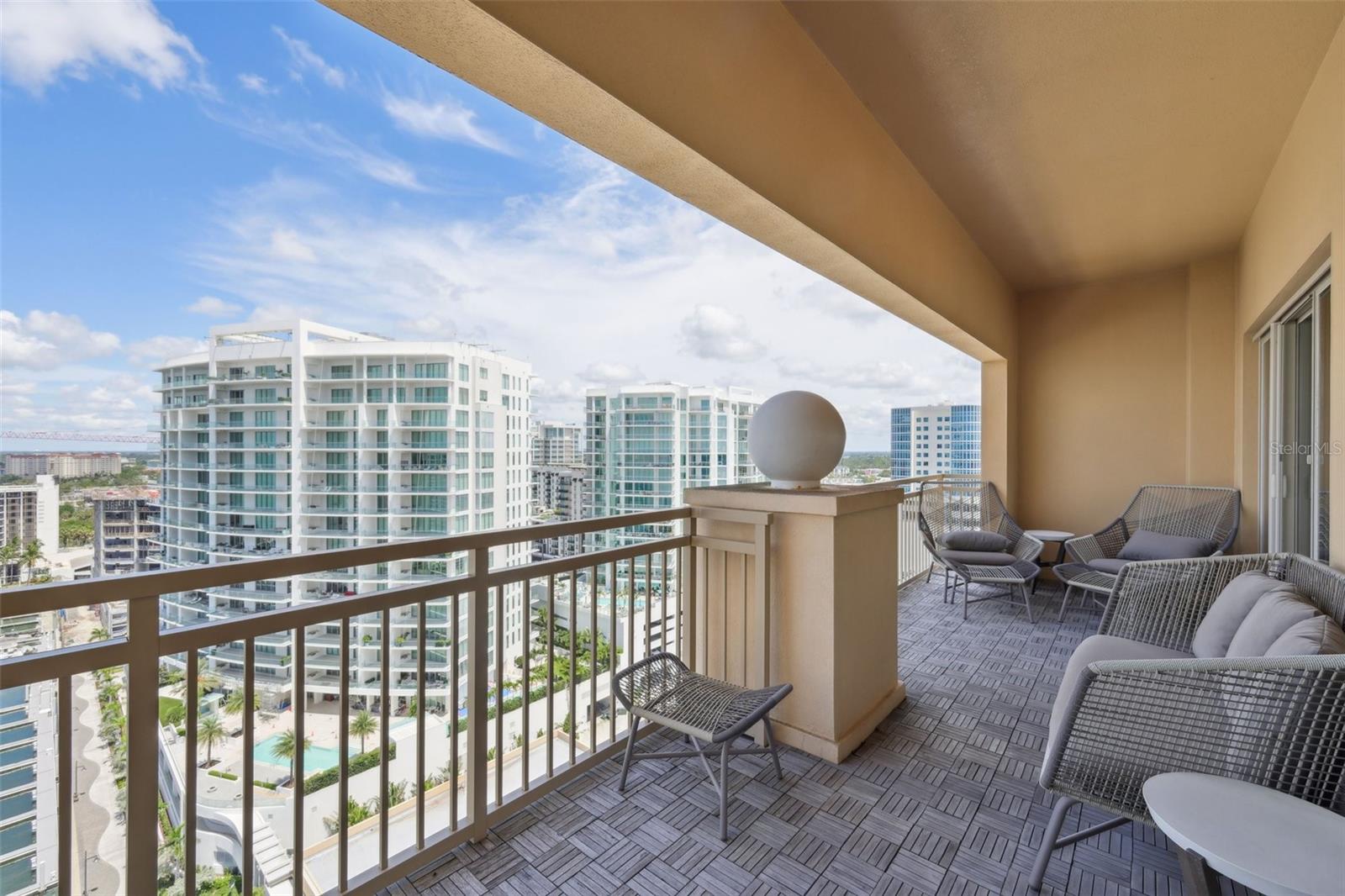 1111 RITZ CARLTON DR #1704
