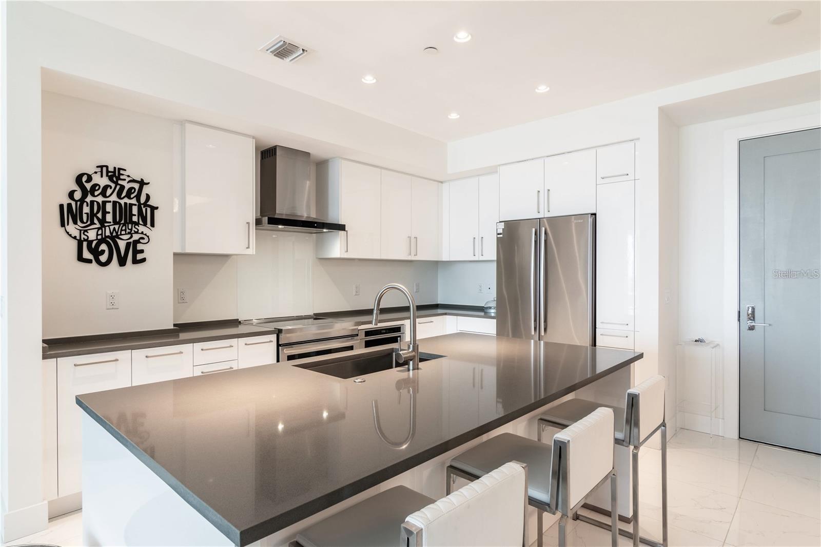 111 PINEAPPLE AVE S #1002