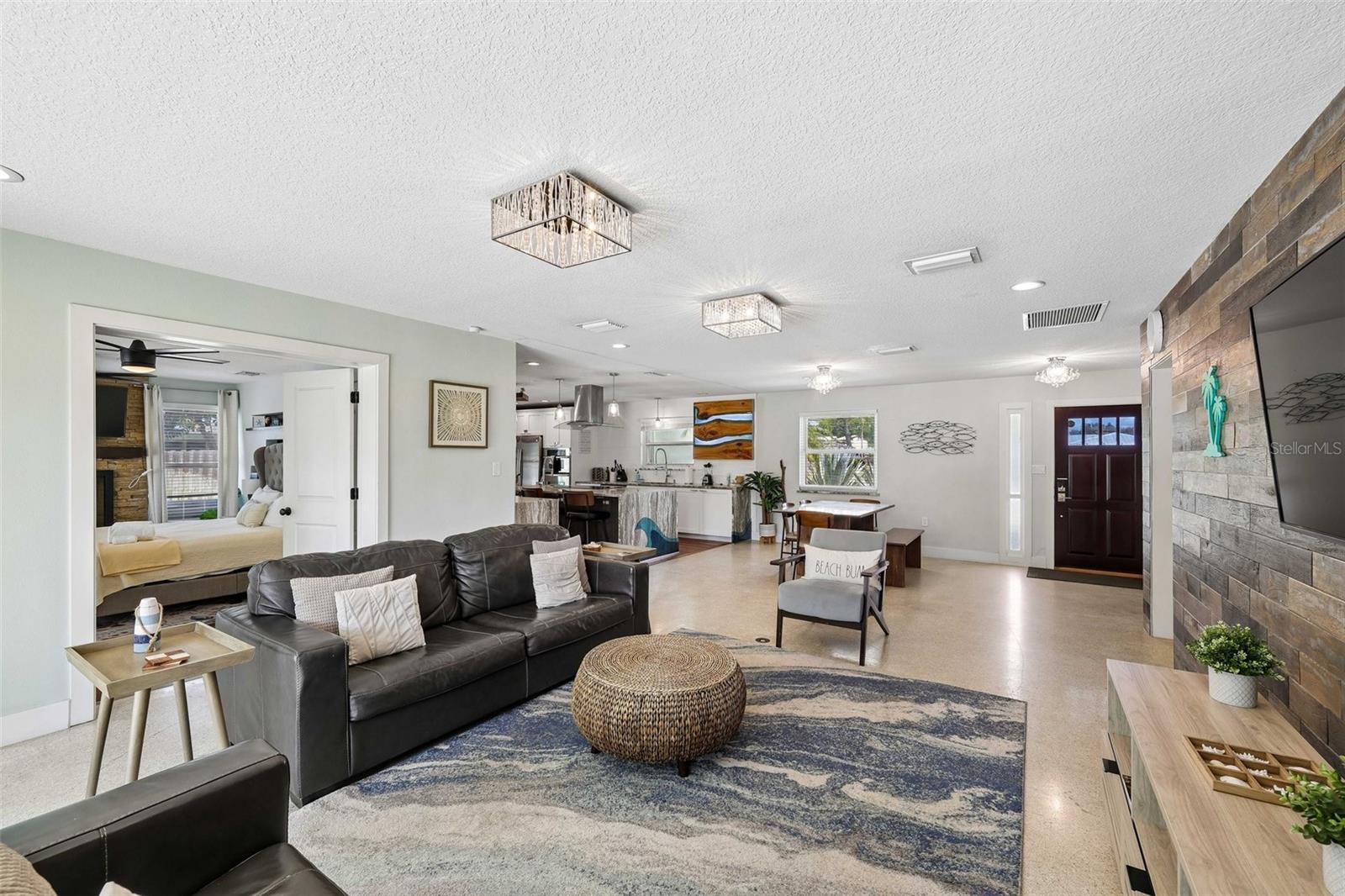 322 SUWANEE AVE