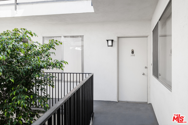 621 SAN VICENTE Unit: 205
