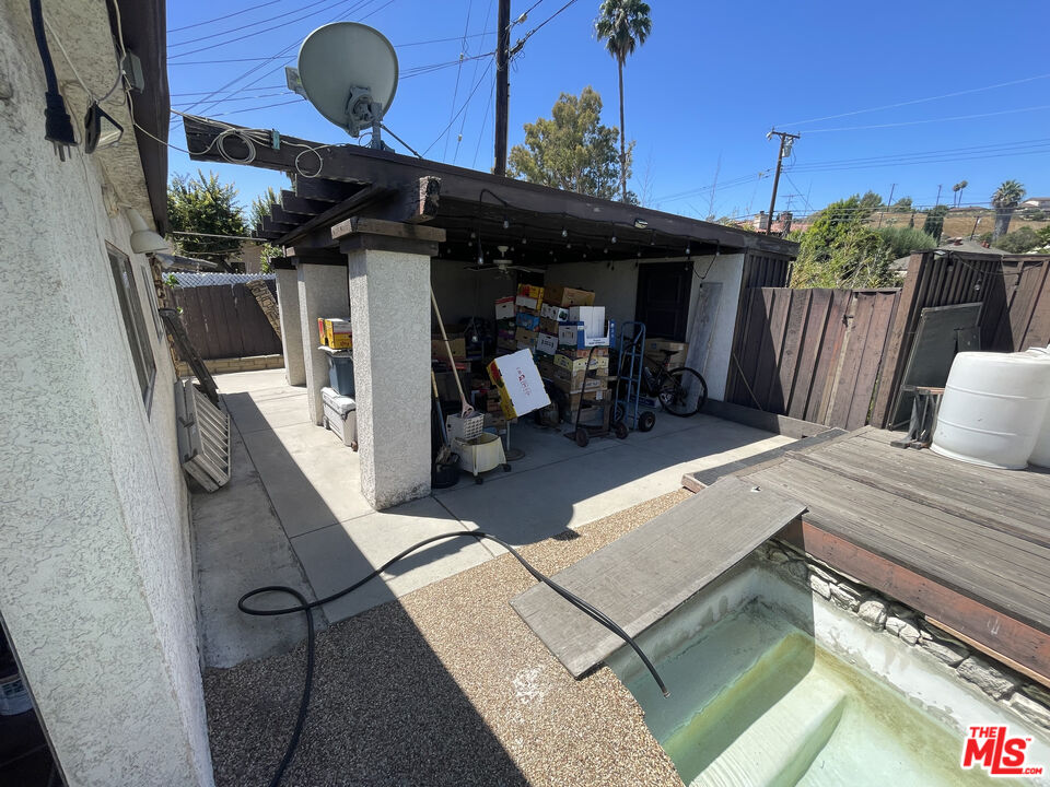 2453 Fullerton Rd