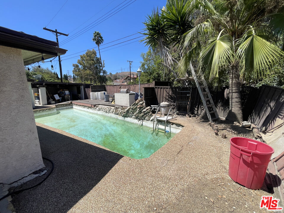 2453 Fullerton Rd