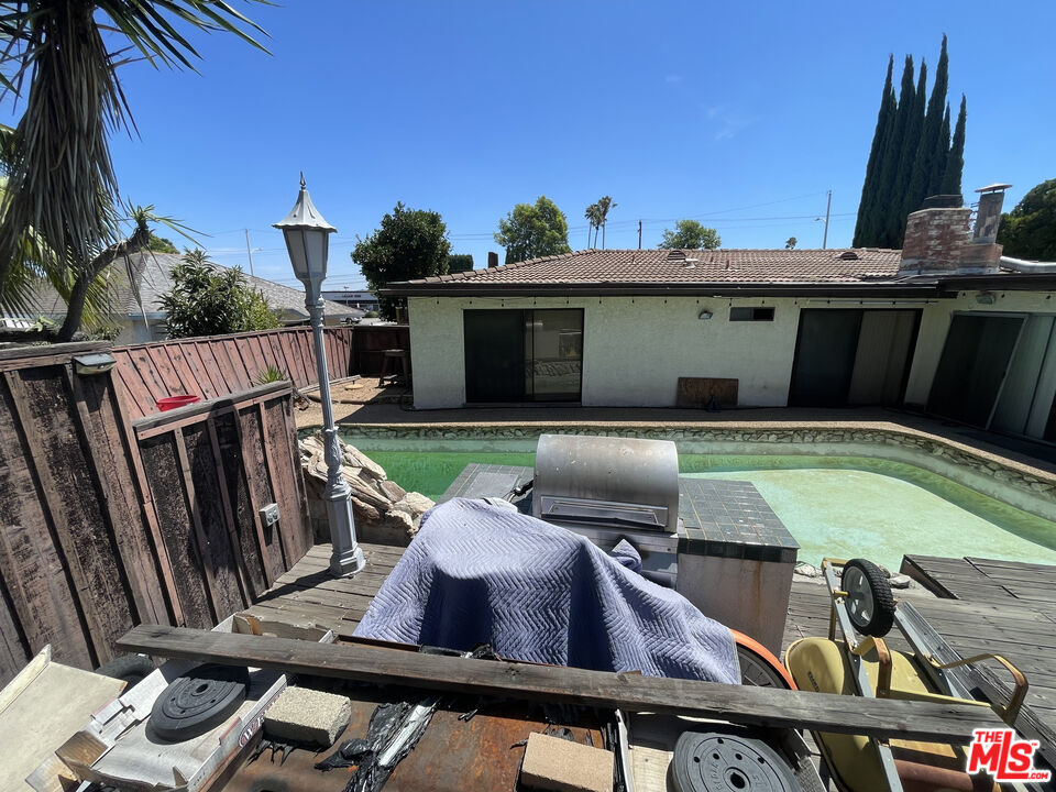 2453 Fullerton Rd