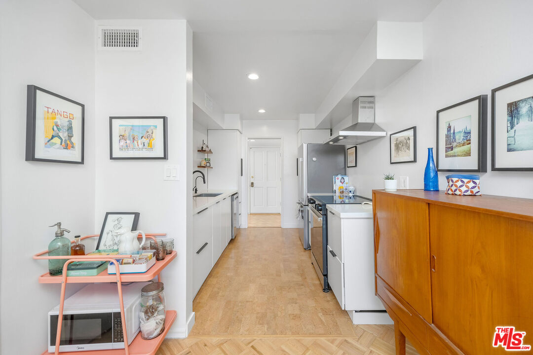 4487 Colbath Ave Unit: 310