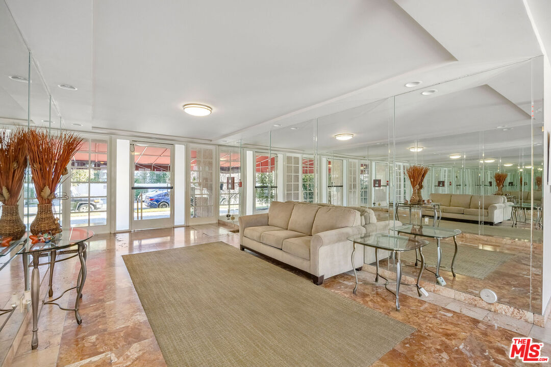 4487 Colbath Ave Unit: 310