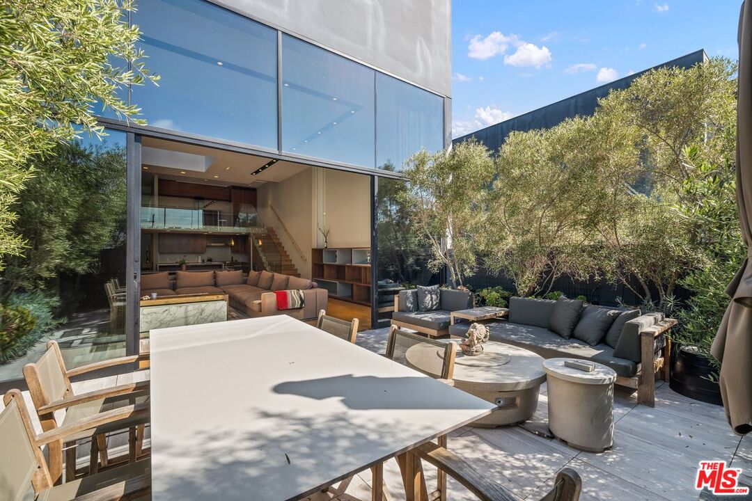 207 Hollister AVE