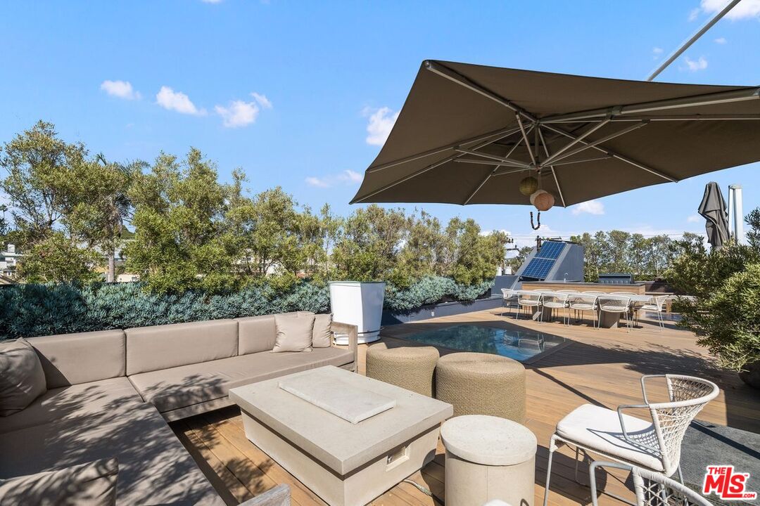 207 Hollister AVE