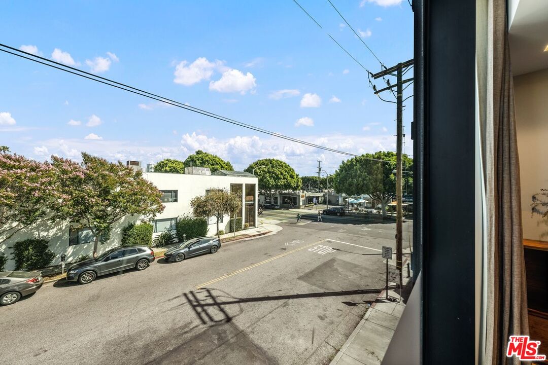 207 Hollister AVE