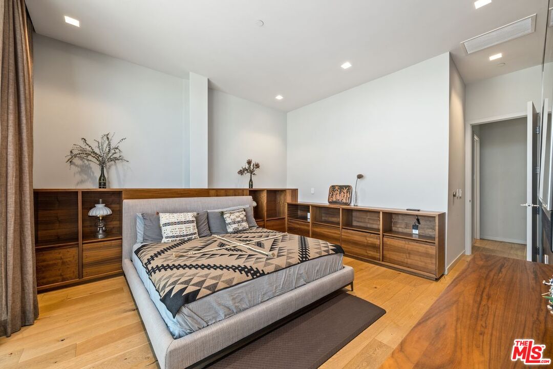 207 Hollister AVE
