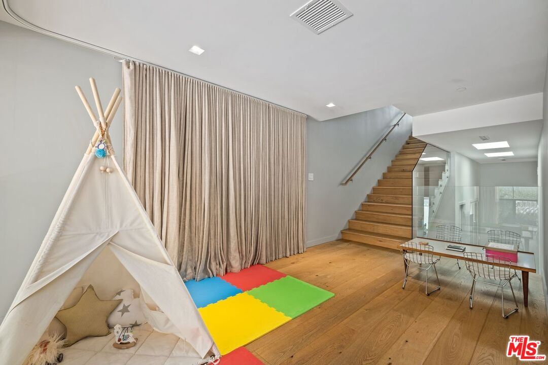 207 Hollister AVE
