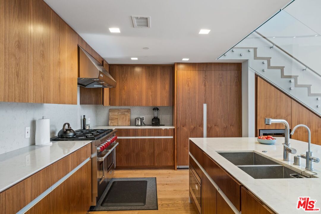 207 Hollister AVE