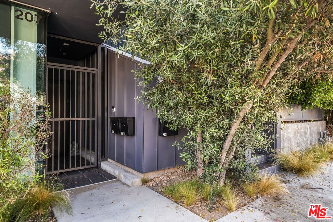 207 Hollister AVE