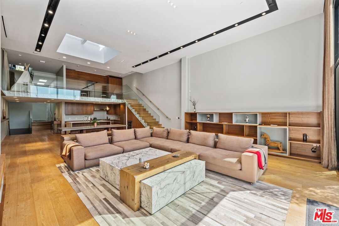 207 Hollister AVE