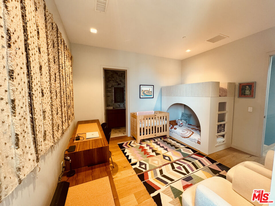 207 Hollister AVE