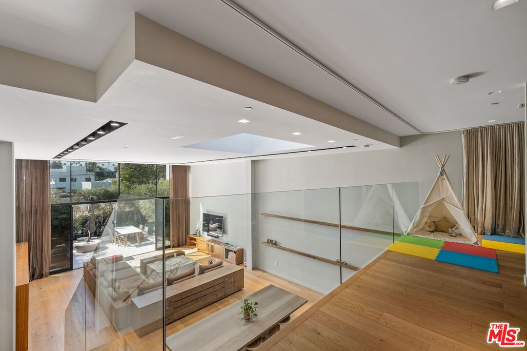 207 Hollister AVE