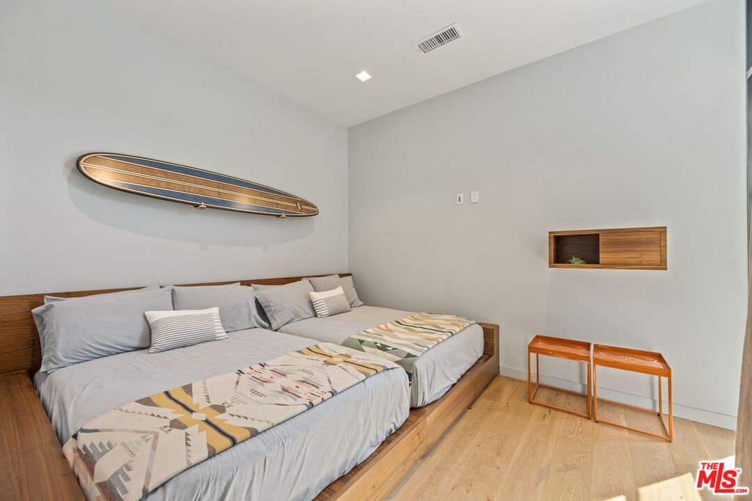 207 Hollister AVE
