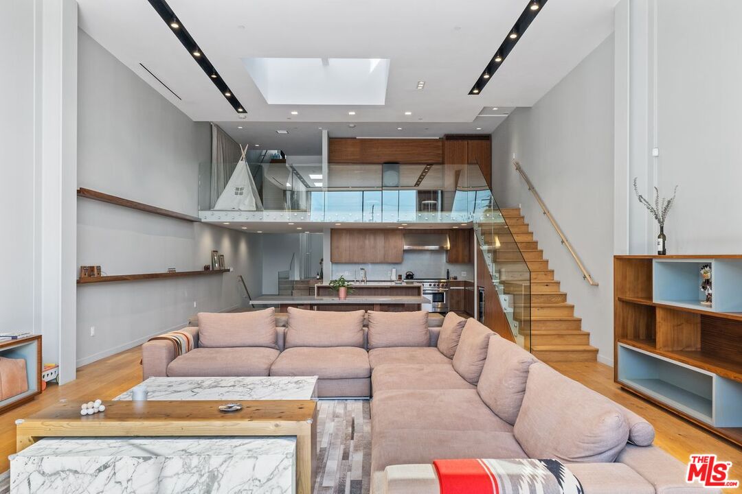 207 Hollister AVE