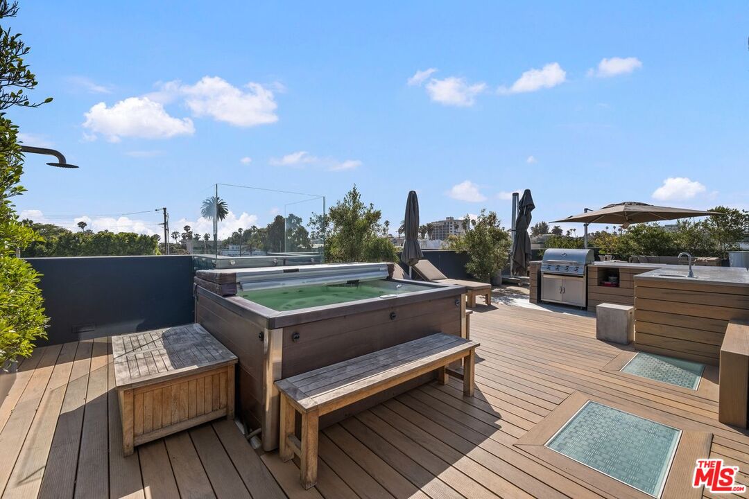 207 Hollister AVE