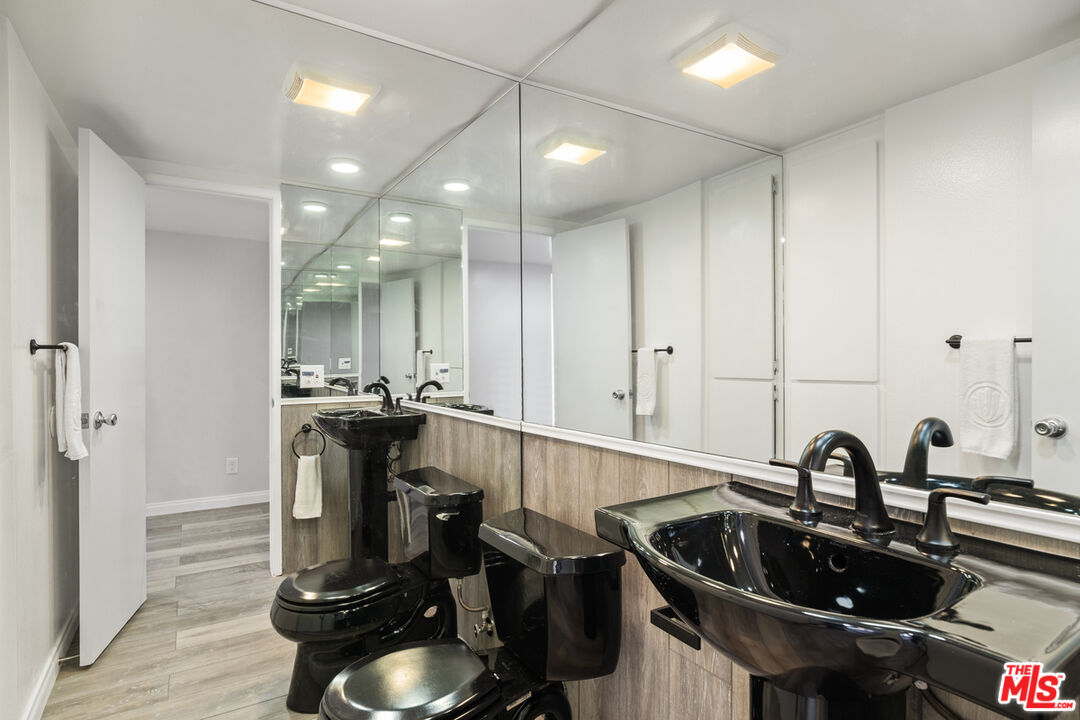 2337 Oak St Unit: 2