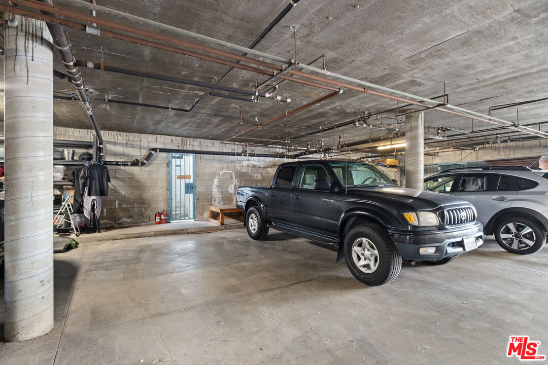 2337 Oak St Unit: 2