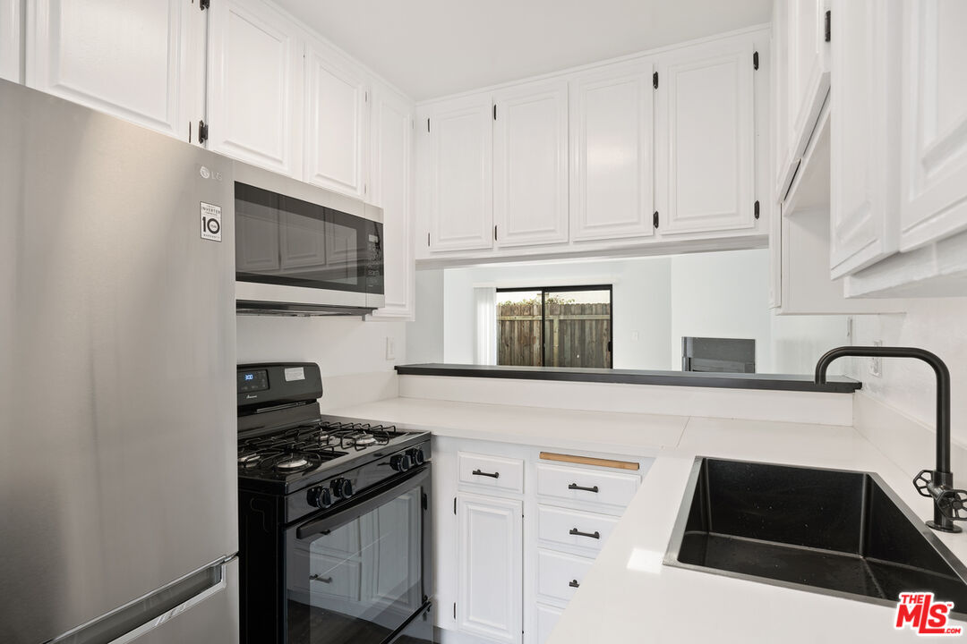 2337 Oak St Unit: 2