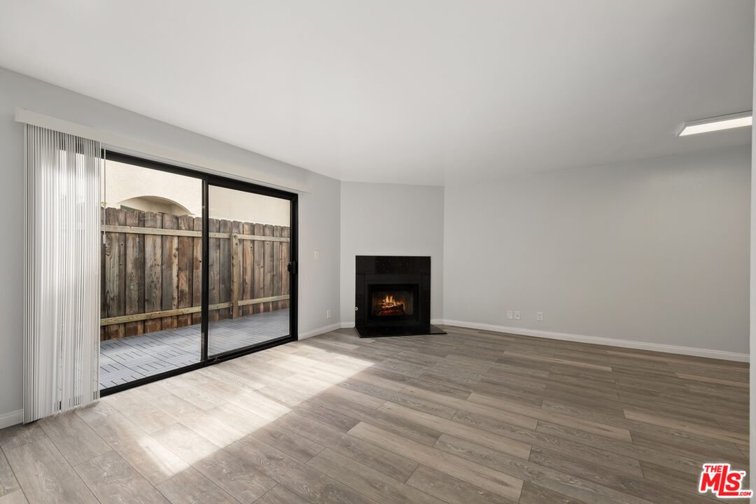 2337 Oak St Unit: 2
