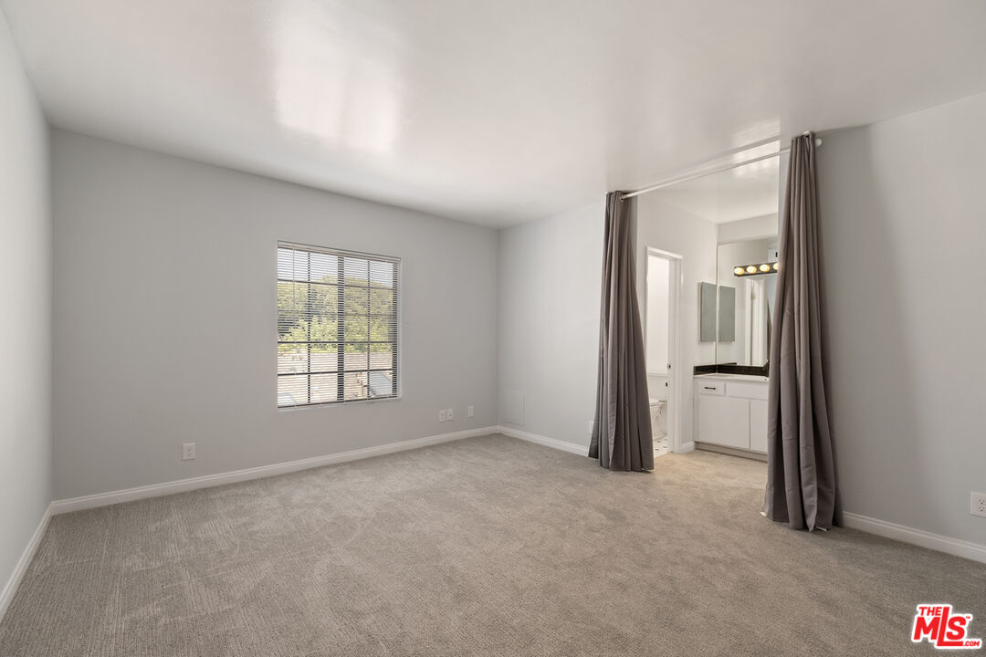 2337 Oak St Unit: 2