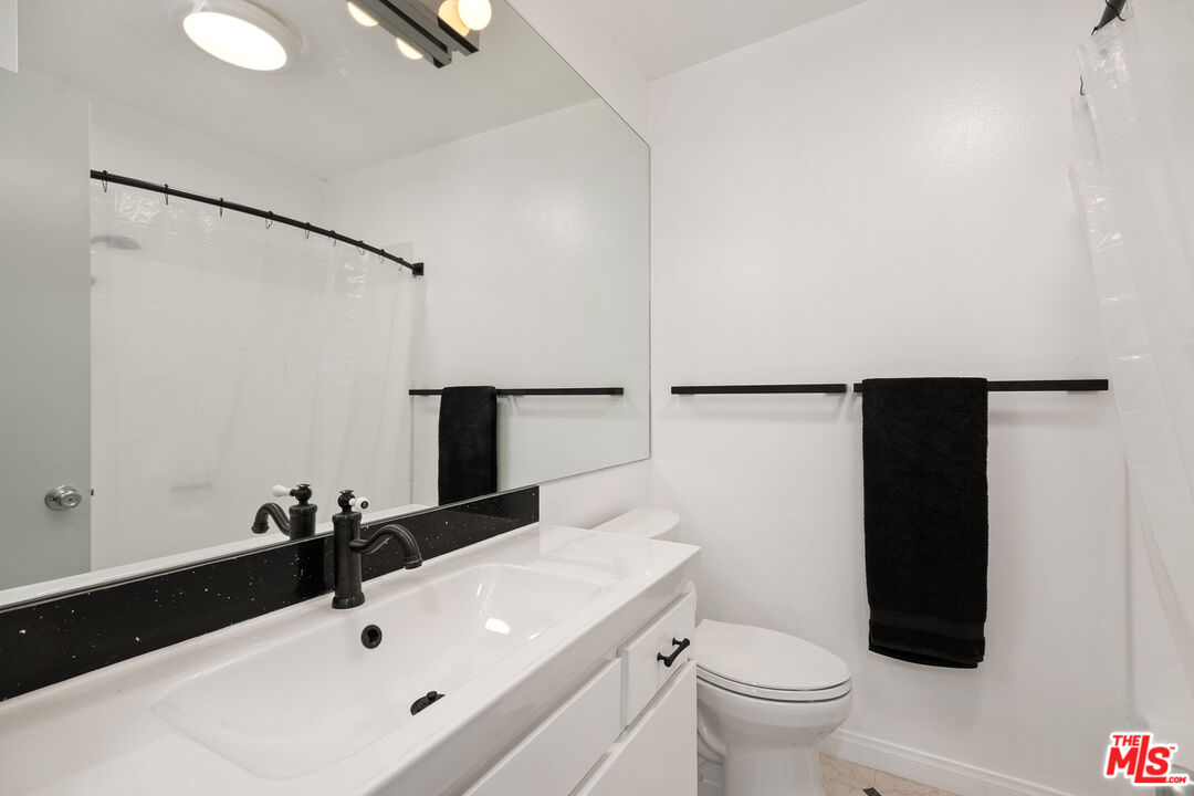 2337 Oak St Unit: 2