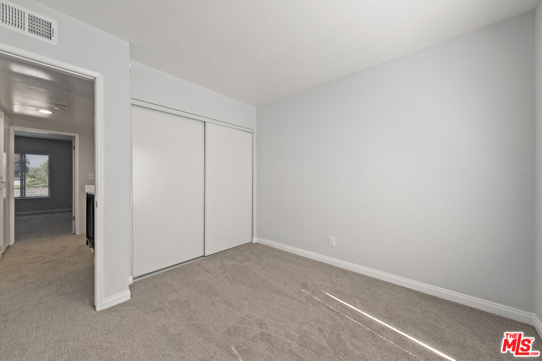 2337 Oak St Unit: 2