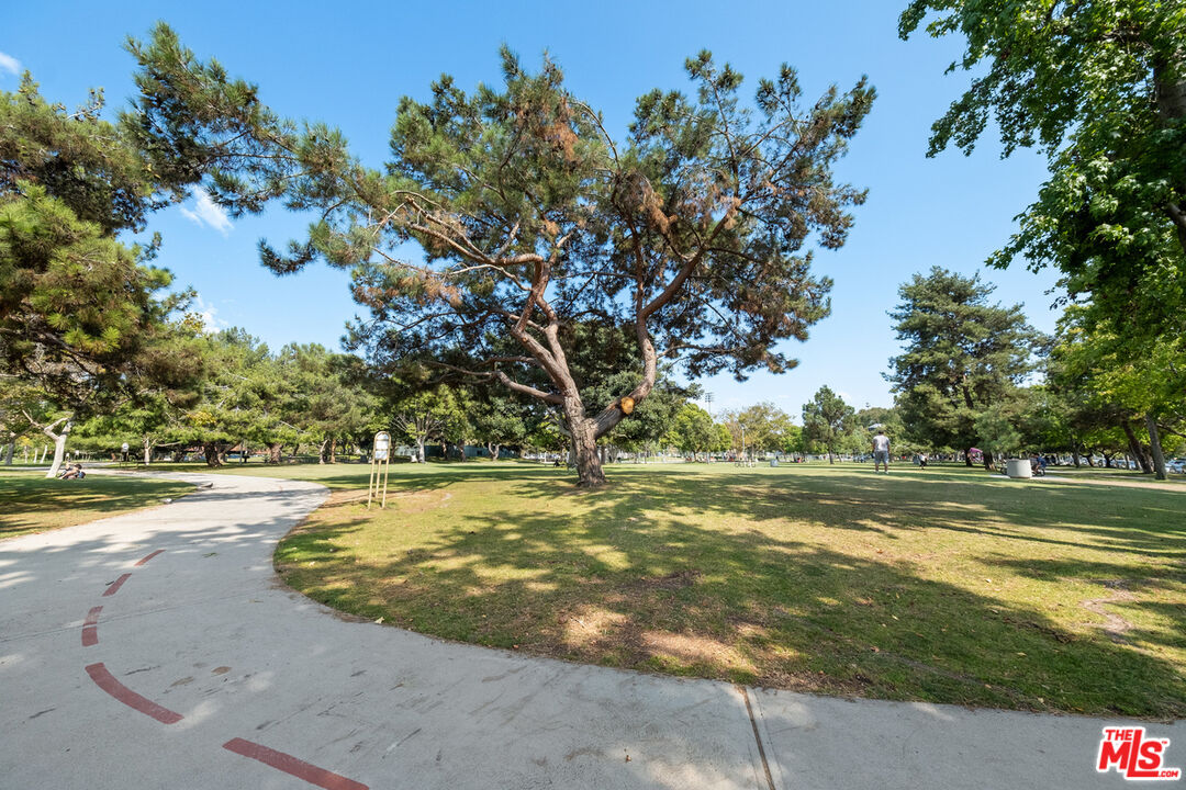 2337 Oak St Unit: 2