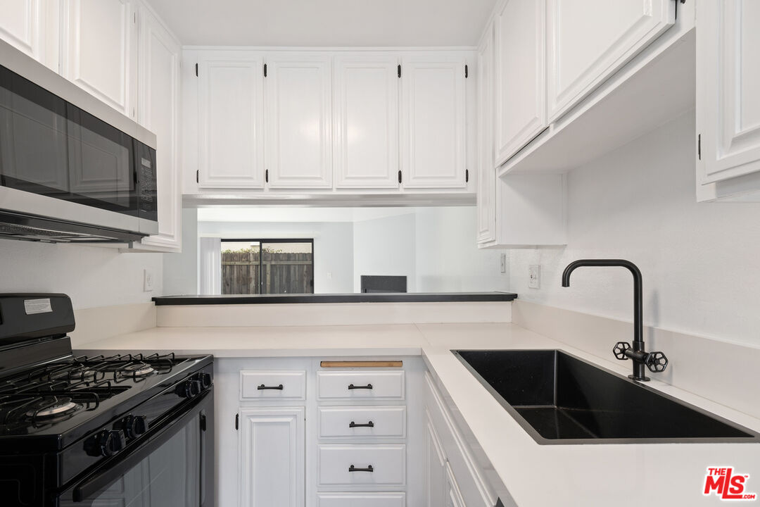 2337 Oak St Unit: 2