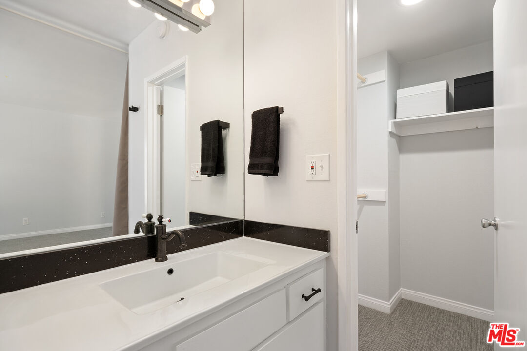 2337 Oak St Unit: 2