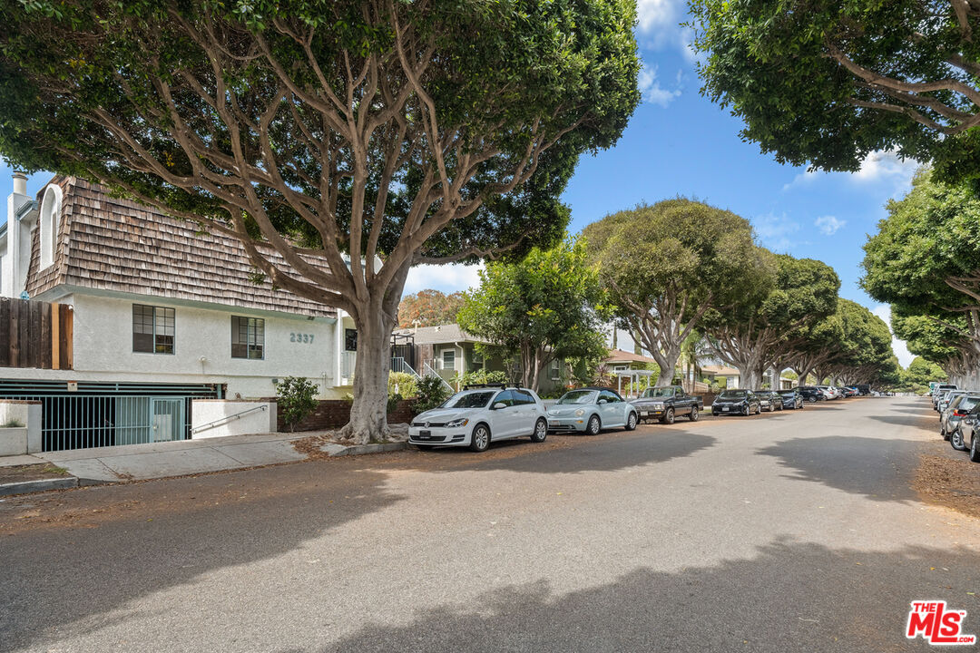 2337 Oak St Unit: 2