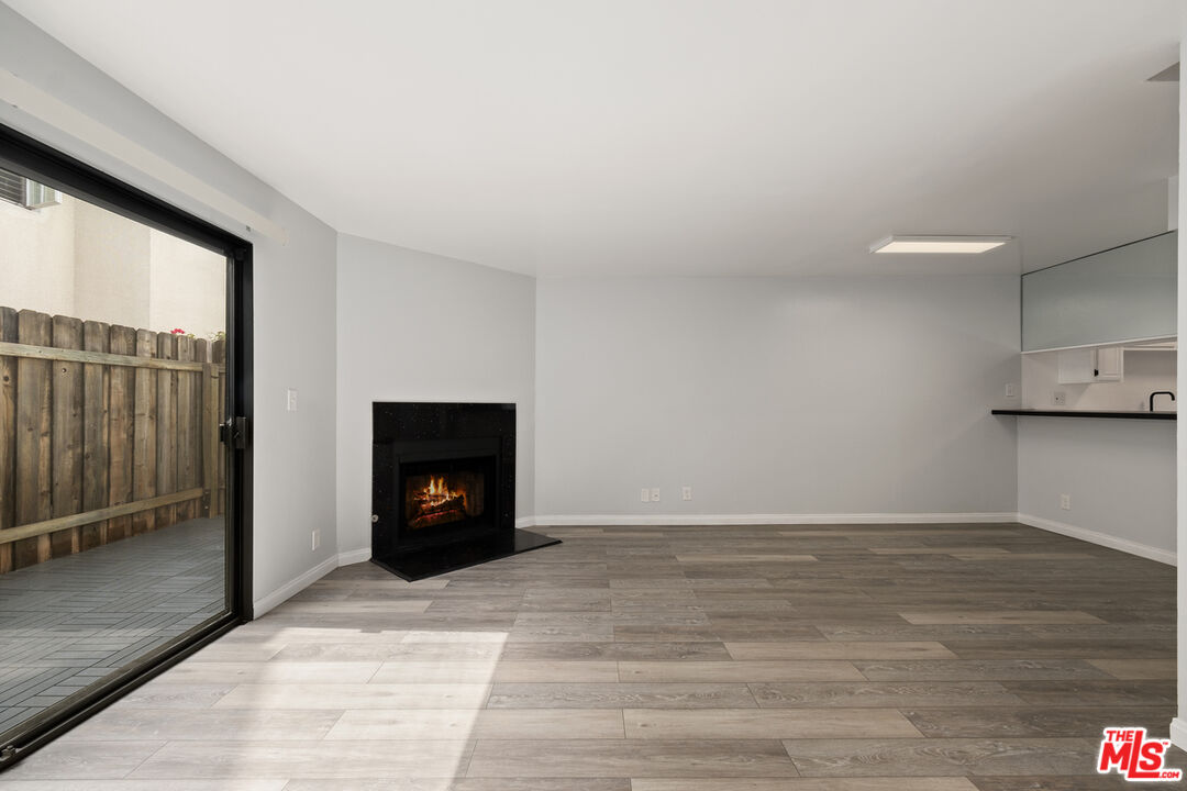 2337 Oak St Unit: 2