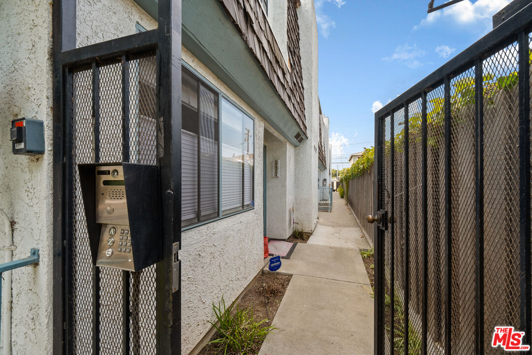 2337 Oak St Unit: 2
