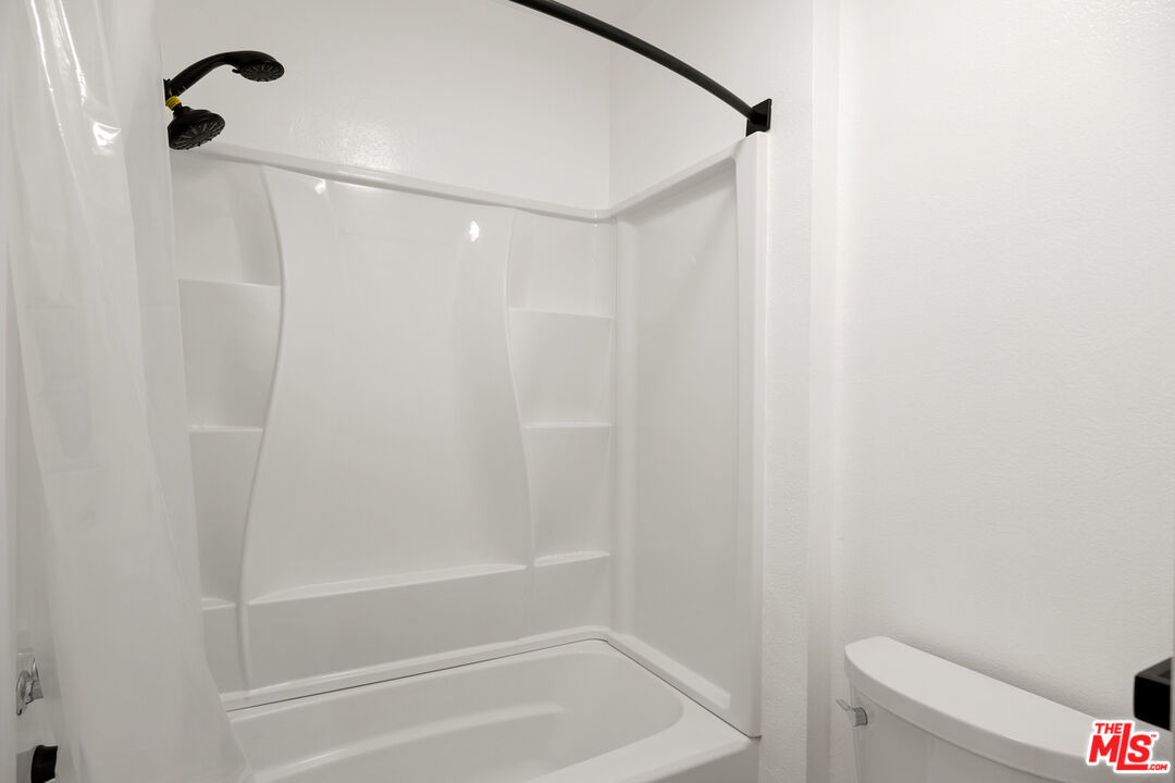 2337 Oak St Unit: 2