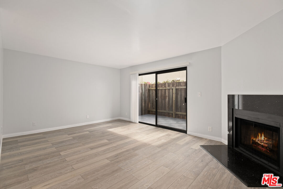 2337 Oak St Unit: 2