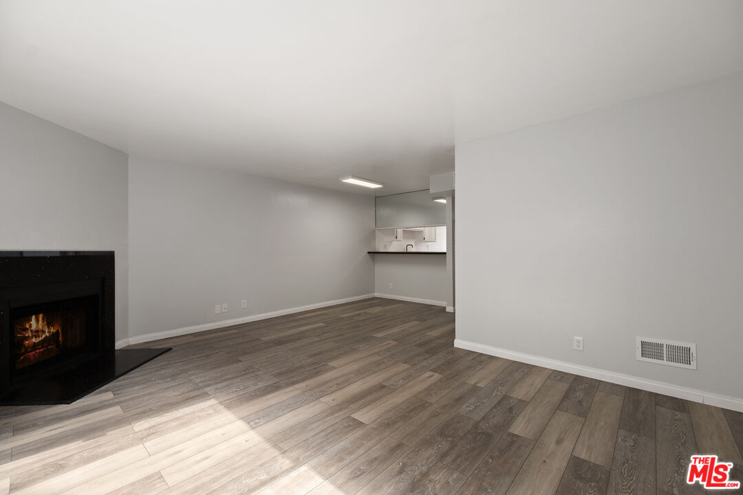 2337 Oak St Unit: 2