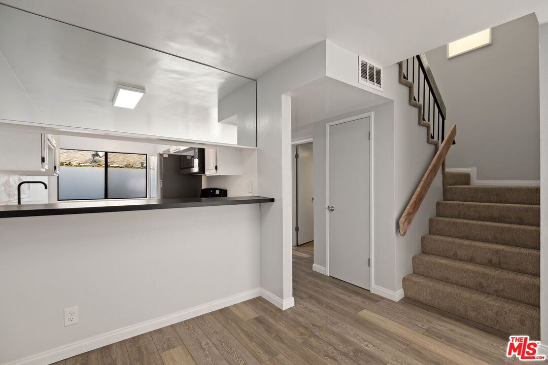2337 Oak St Unit: 2