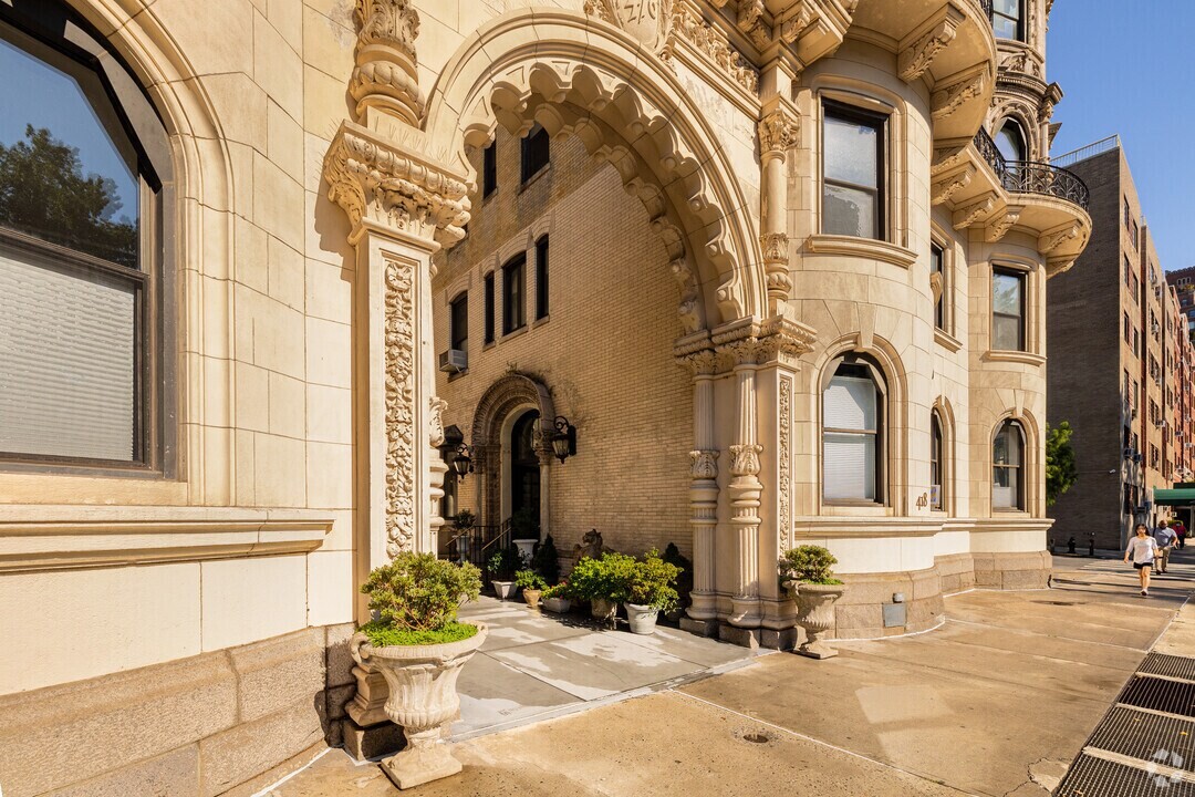 418 CENTRAL Park W 106