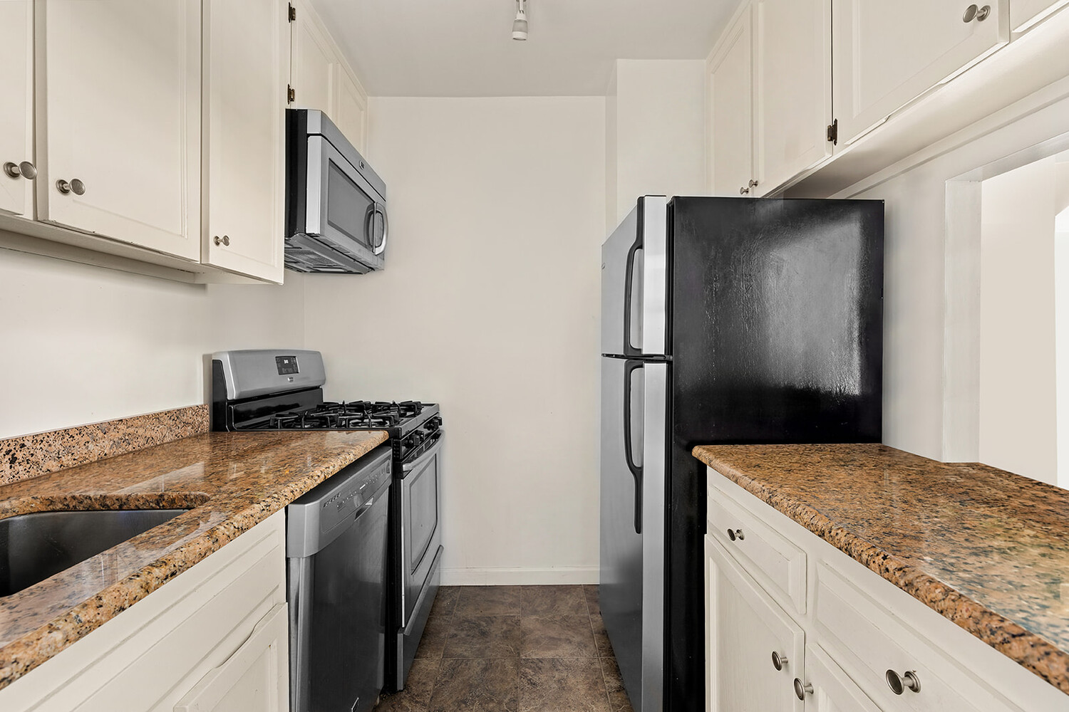 2025 BROADWAY 8E