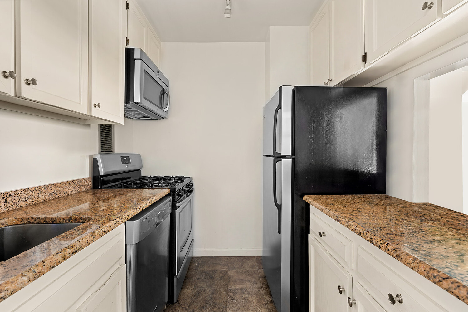 2025 BROADWAY 8E