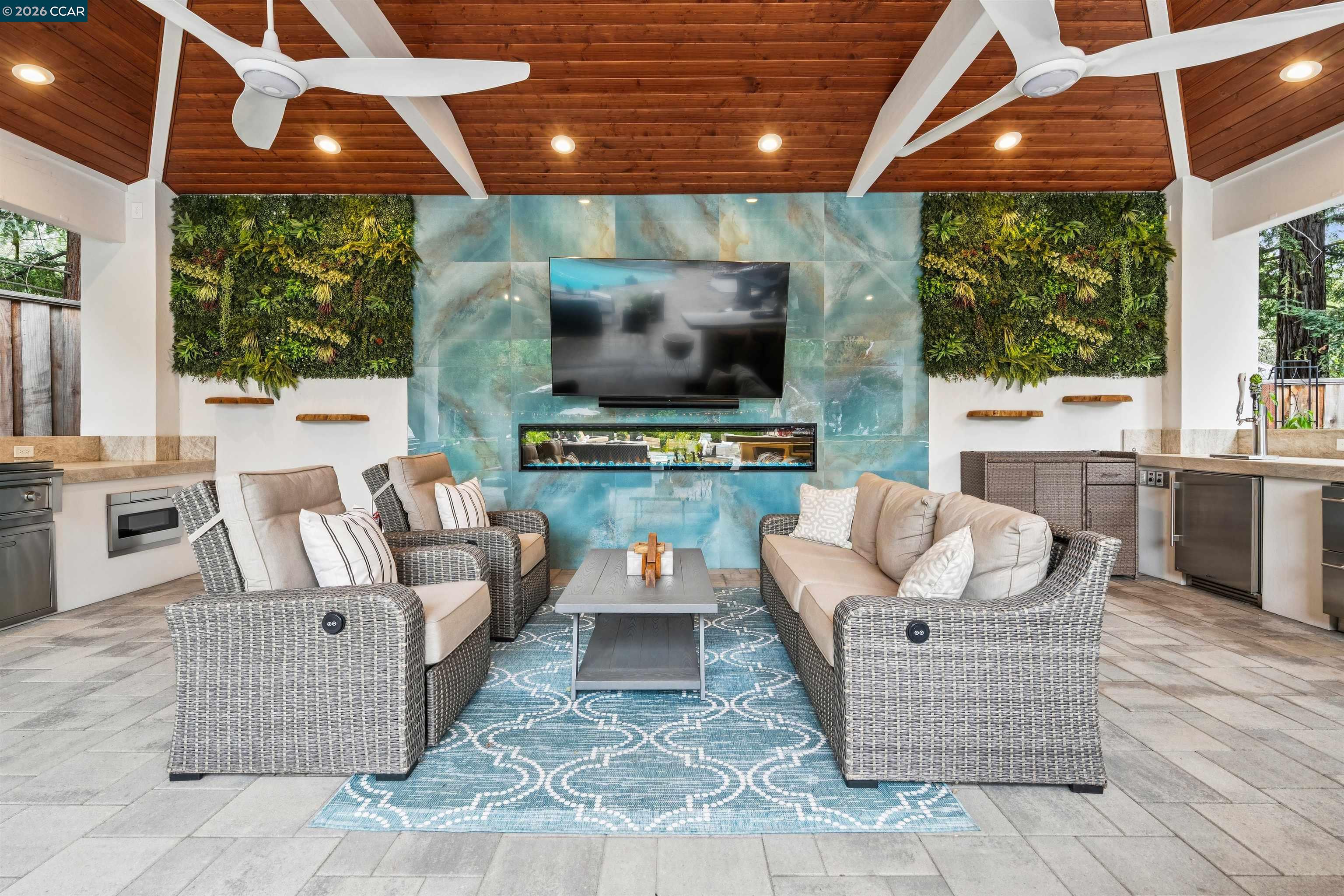 2348 Holly Oak Dr